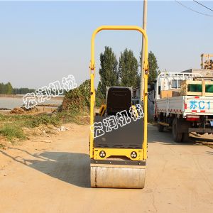 小型振動(dòng)壓路機(jī)