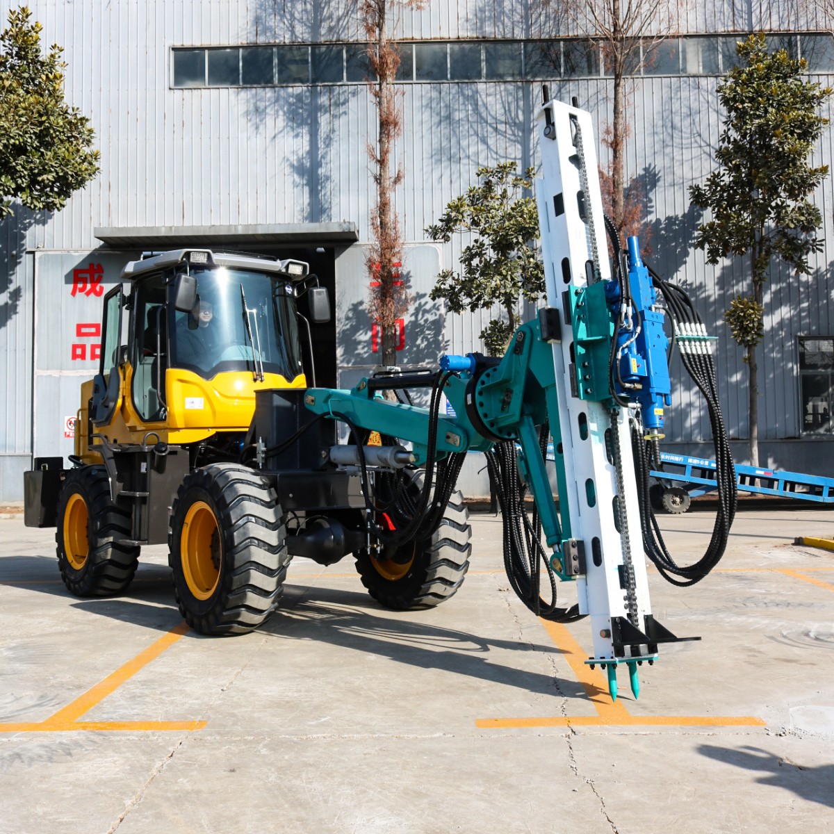俄羅斯客戶蒞臨宏潤機(jī)械 參觀輪式隧道鉆機(jī).jpg